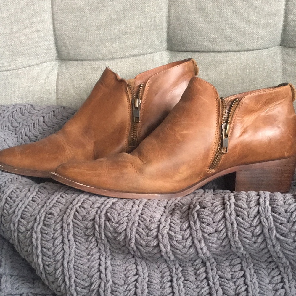 Steve Madden tan leather ankle boots size 9